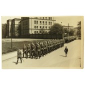 Wehrmacht-soldater marscherar i staden